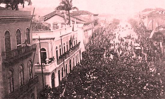 Em 15/11/1890, os cariocas comemoraram o primeiro aniversrio da Repblica diante do palcio do governo