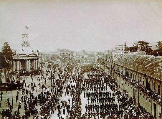 Em 15/11/1894, as unidades militares reconstituem fielmente as posies que ocuparam na praa da Repblica em 1889
