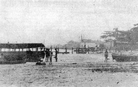A praia de Pouca Farinha, ainda com a capela ao fundo (Foto: jornal 'Cidade de Santos', 25/2/1977)