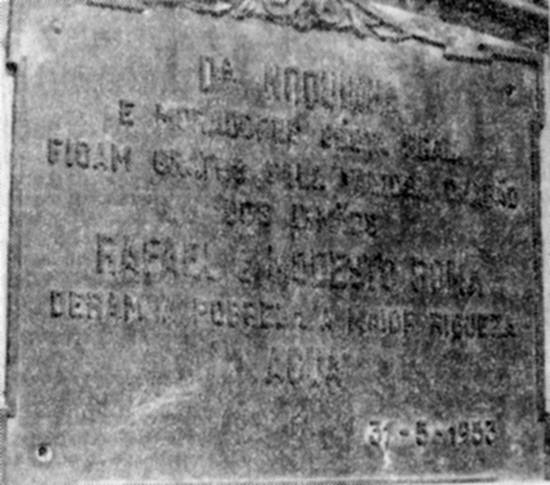 A placa do chafariz, em foto publicada em 10/7/1977 no jornal santista 'A Tribuna'