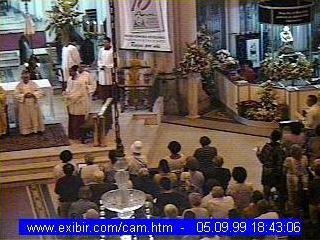 Missa na Catedral de Santos, com a imagem de Nossa Senhora do Monte Serrat presente (à direita na foto)