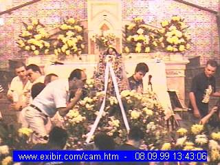 Devoção: fiéis beijam a fita ligada à imagem milagrosa, no interior da capela do Monte Serrat