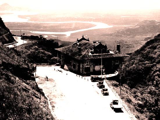 Pouso de Paranapiacaba, no Caminho do Mar, por volta de 1940.  o lugar de onde o viajante a caminho de Santos v o mar pela primeira vez